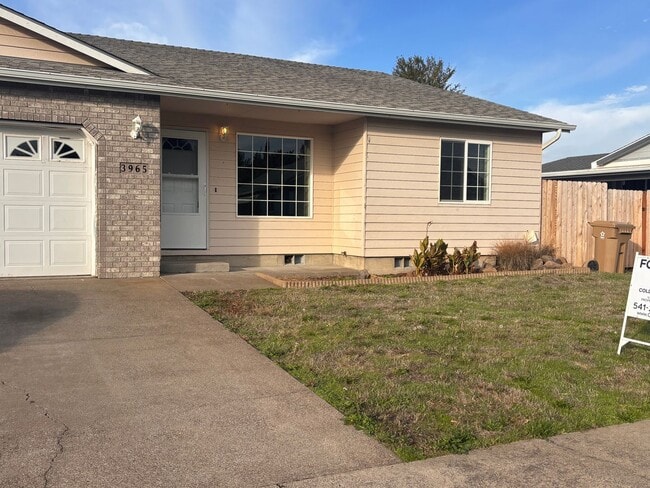 Primary Photo - Spacious 3 Bedroom 2 bathroom Duplex