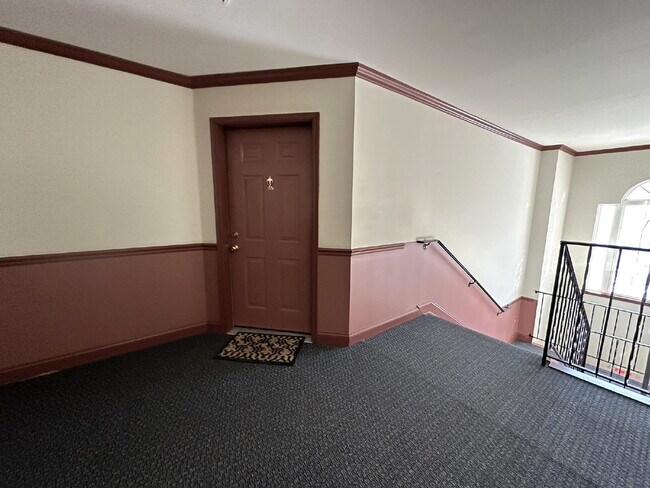 Building Photo - COMING SOON! Top Floor Condo in Hampstead