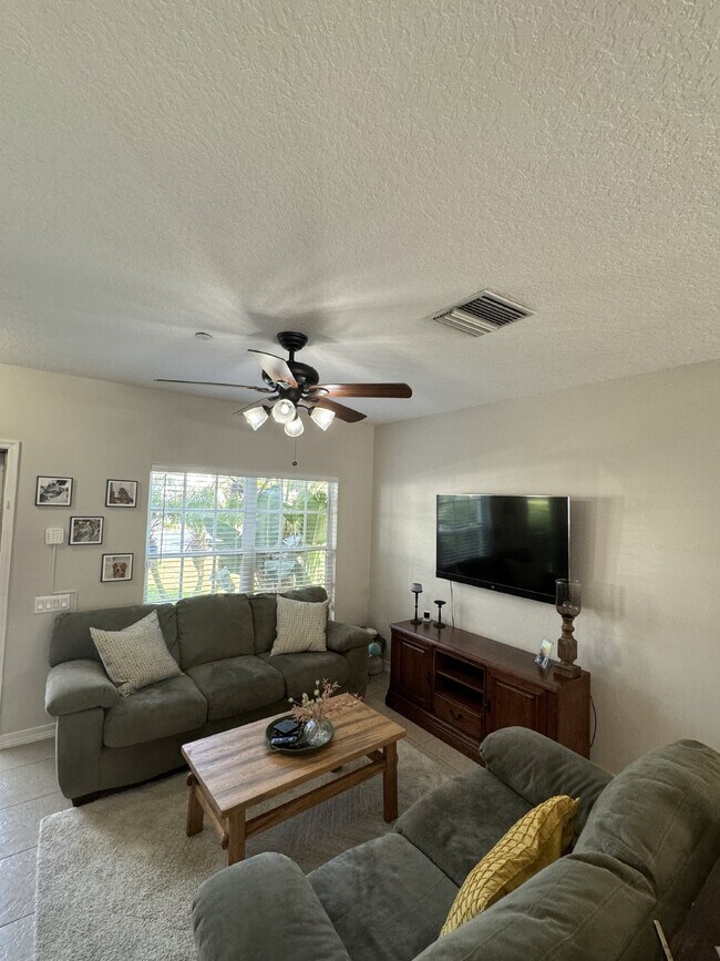 Building Photo - "Charming 2-Bed Home"