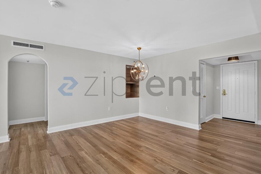 Building Photo - Unit 906