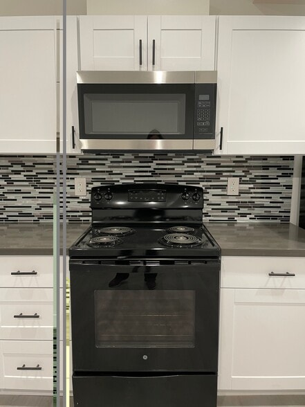 Building Photo - 6647 N Astor St