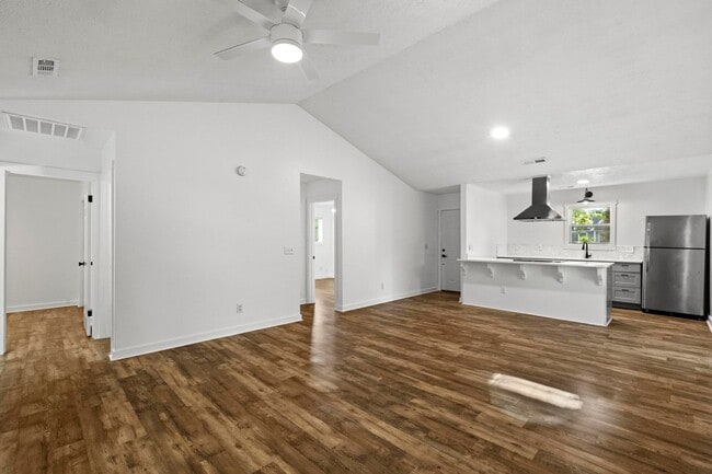 Building Photo - 3 Bedroom Home in Wilmington with a fenced yard and garage!