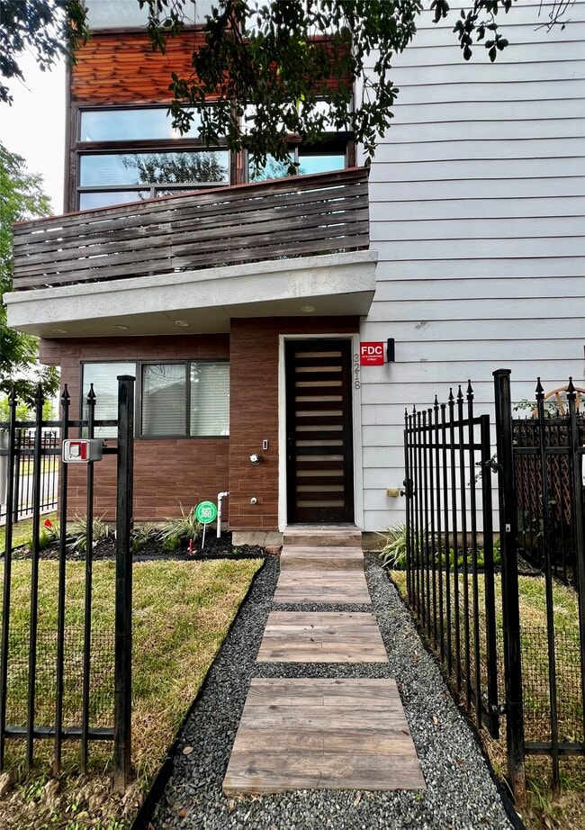 Building Photo - 3218 Crawford St