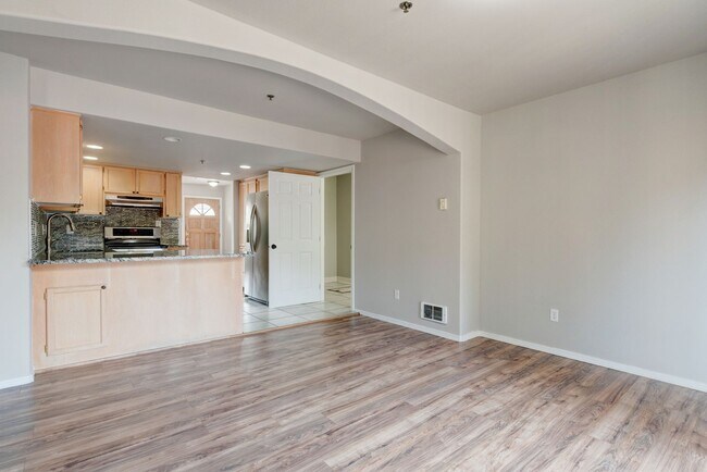 Building Photo - 2 Bed + Den/Office 2 Bath Ground level Condo