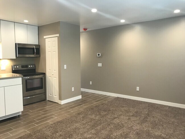 Building Photo - Top Floor Studio In The Wimbledon Condos! Ideal Location!