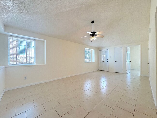 Building Photo - Refrig A/C 2bed/2bath Duplex with Bonus Room!
