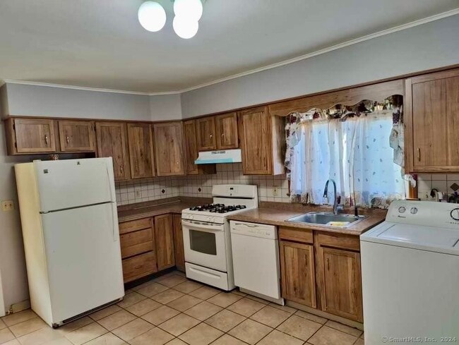 Building Photo - 15 Lone Oak Ave