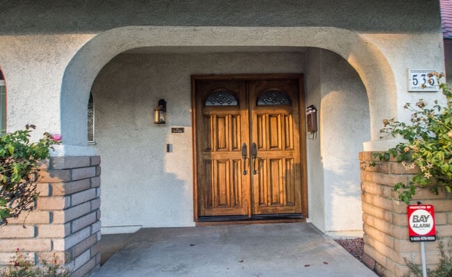 Building Photo - This lovely North Oxnard 4 bedroom 2 bath home with Vintage Oxnard Vides!!! COMING SOON