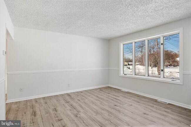 Building Photo - 605 Tait Rd