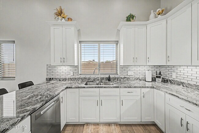 Building Photo - 208 S Montgomery Pl