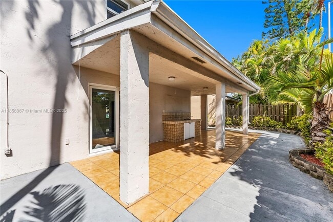Building Photo - 10073 SW 117th Ct