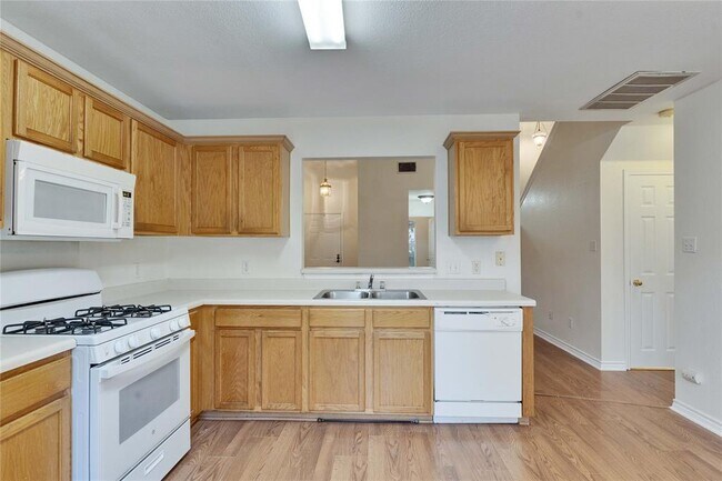 Building Photo - 1008 Balanced Rock Pl