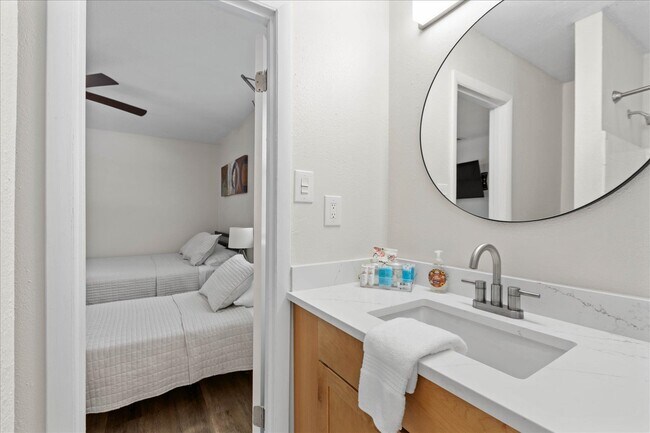 Building Photo - 2425 Bruce Ln