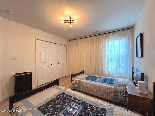 Building Photo - 561 Thorncliff Dr