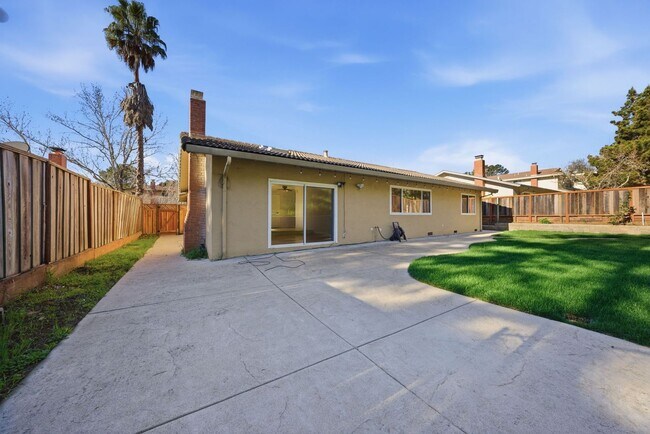 Building Photo - Large Oakland Hills Home With Large Garage/Yard +Laundry Hook-Ups!