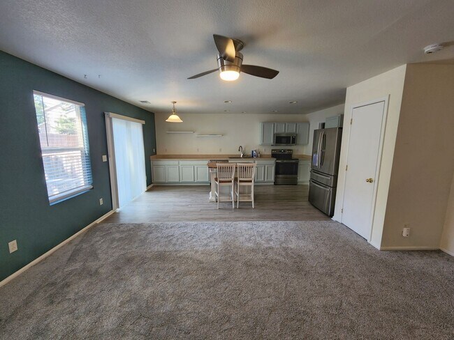 Building Photo - Charming 3 Bed 2 Bath Townhome for Rent in...