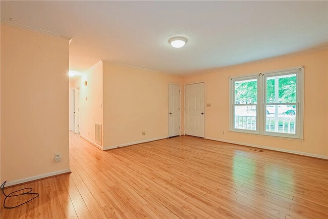 Building Photo - Room in House on Sanderson Dr
