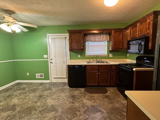 Building Photo - 9800 Spring Pointe Ct