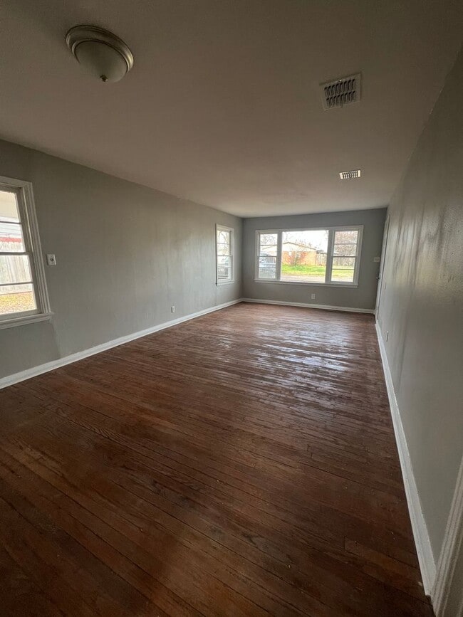 Building Photo - Section 8 Accepted!  MOVE IN Ready! 1/2 Of...