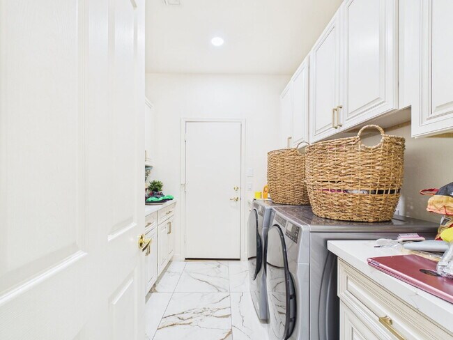 Building Photo - Luxury Awaits with Designer Details