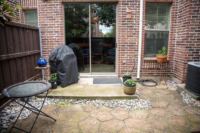 Building Photo - 1204 Lake Pointe Way