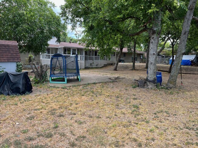 Building Photo - 830 Blackburn St