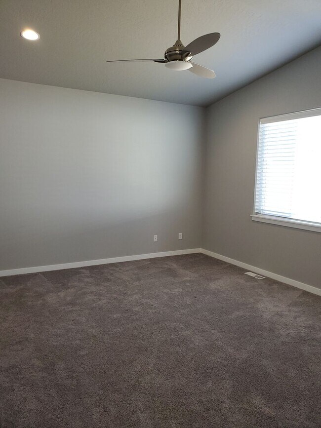 Building Photo - Immaculate Custom 3 bdrm Home for rent in the Montrose developement!