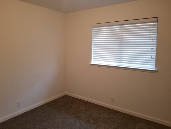 Building Photo - 3 Bedroom 2 Bath Home In East Redding