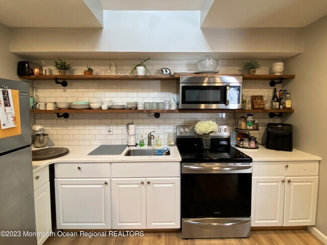 Building Photo - 809 16th Ave