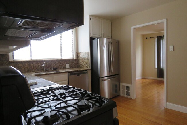 Building Photo - 49 Dellbrook Ave
