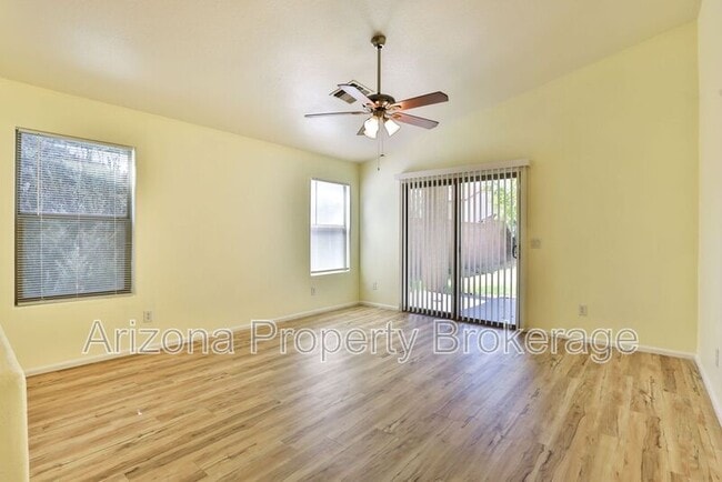 Building Photo - 1025 E Palomino Way