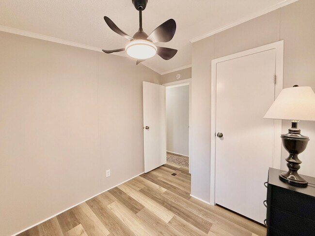 Building Photo - Recently renovated-3 bedroom/2 bathroom home-fully furnished-located in Tanglewood Subdivision