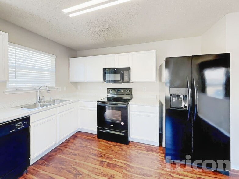 Building Photo - 326 Bob White Dr