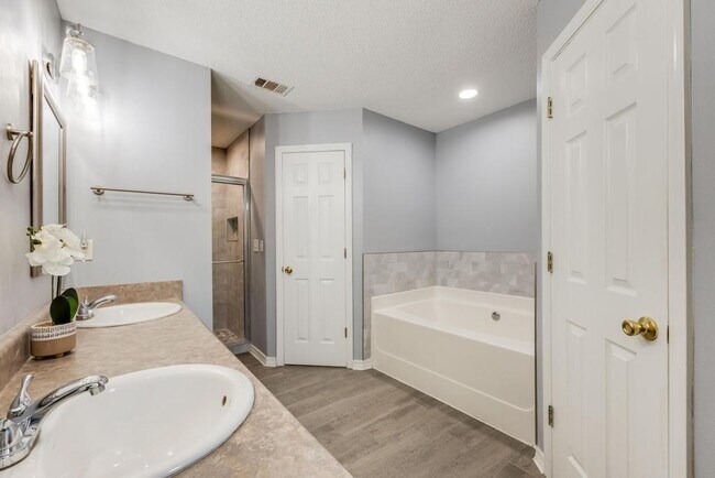 Building Photo - 1236 Northview Dr