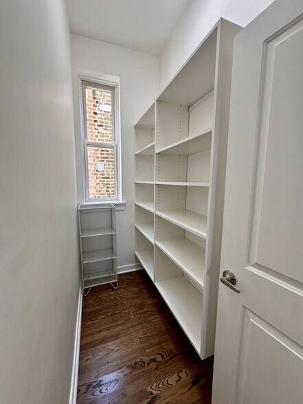 Building Photo - 736 N Throop St