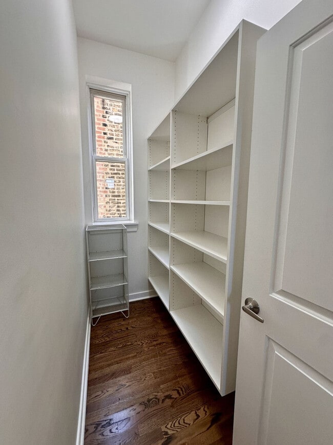 Building Photo - 736 N Throop St