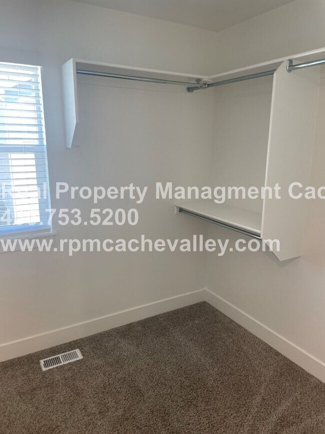 Building Photo - 566 N 245 E