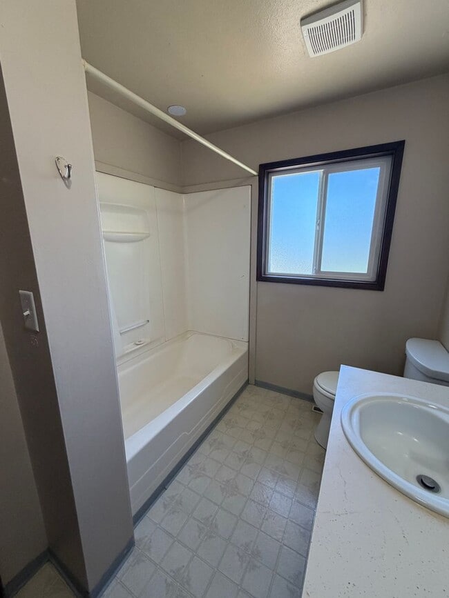 Building Photo - The Perfect House for Roommates, 6bdrms, 3.5 baths, 1.5 miles from Oregon Tech and Sky Lakes Medi...
