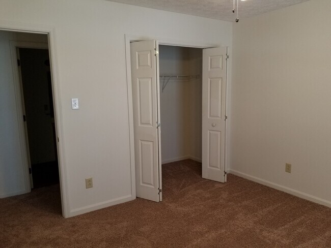 Building Photo - 2 Bedroom, 1 bath apartment " Call us about our move in special"