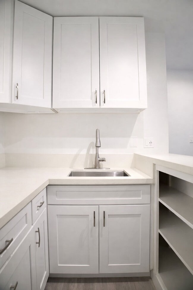 Building Photo - 733 Manhattan Beach Blvd