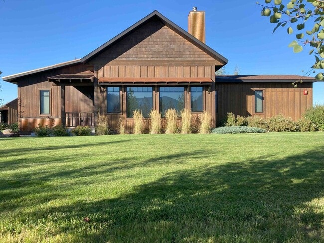 Building Photo - Stunner on Springhill