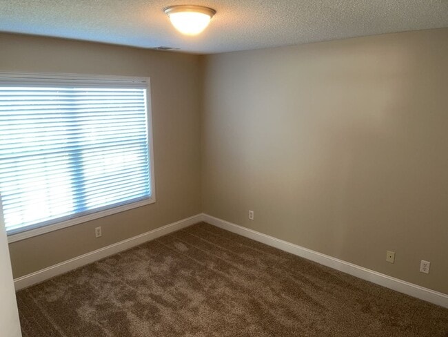 Building Photo - 186 Bristol Way