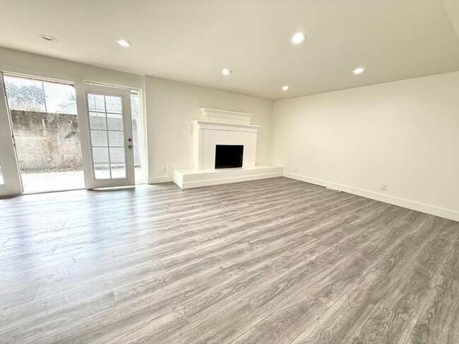 Building Photo - Stylish 2-Bed Tacoma Home