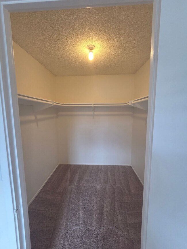 Building Photo - 2 Bedroom Condo for Rent