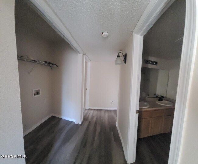 Building Photo - 10340 Valle Suave Dr