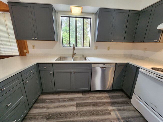 Building Photo - 221 - Steelhead Ave Duplex