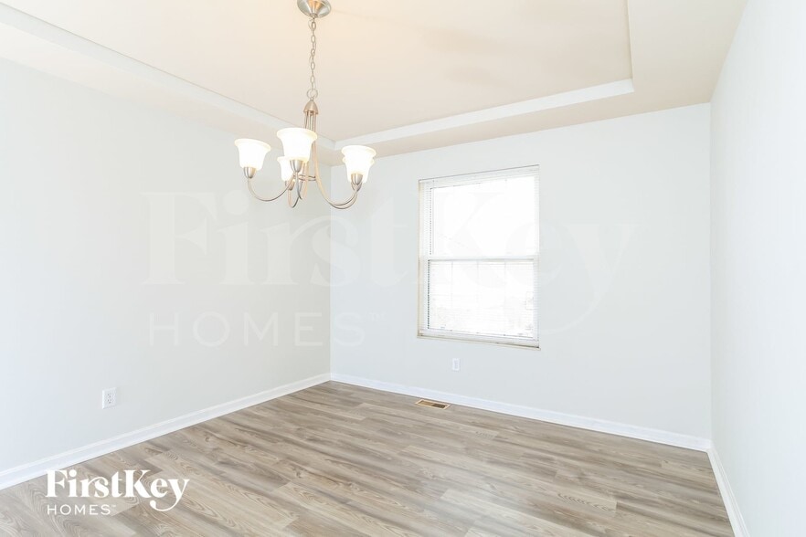 Building Photo - 3359 Woodside Dr