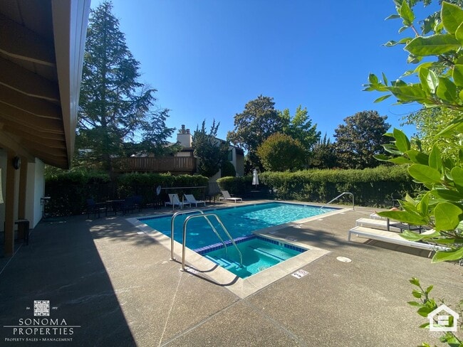 Building Photo - 2BD/2BA Upper-Level Condo on Sonoma's East...