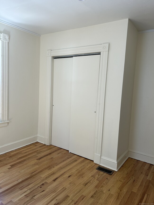 Building Photo - 182 Meadow St