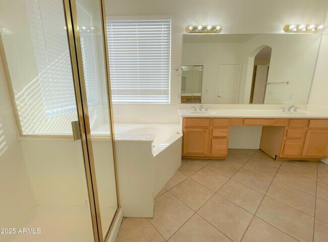 Building Photo - 541 N Scott Dr